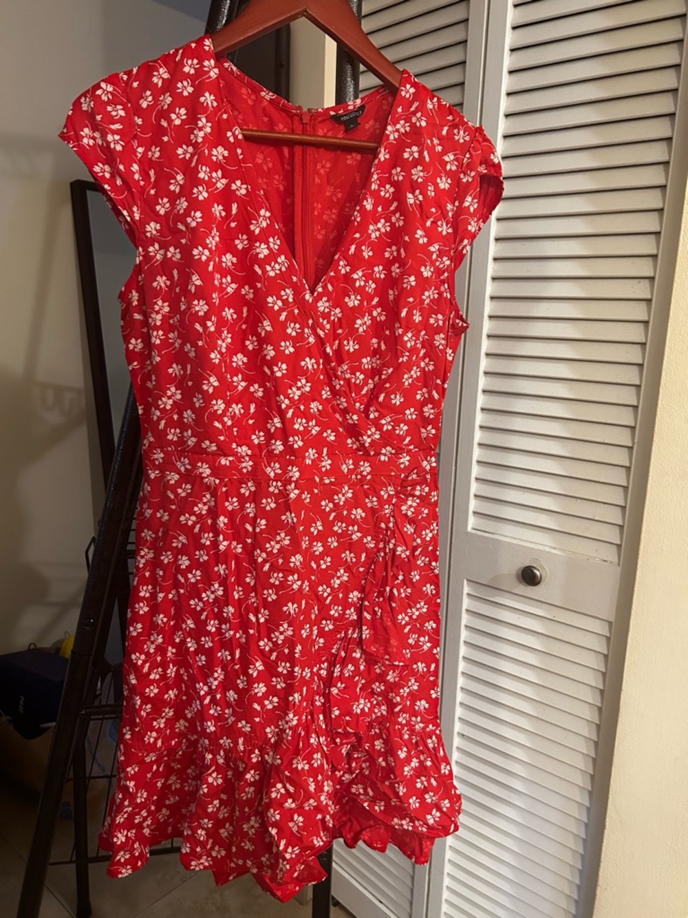 Women’s Red Floral V-Neck Mini Dress with Ruffle Hem